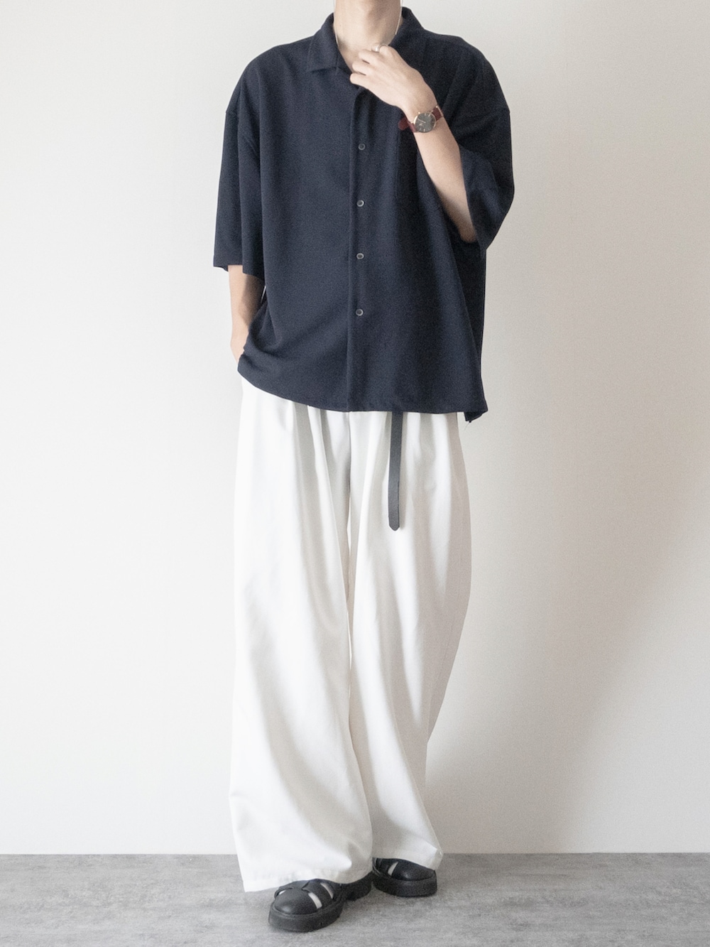 「白パンツ、ワイドパンツ、グルカサンダル、夏コーデ、シャツスタイル、プチプラ、プチプラコーデ、シンプル、シンプルコーデ、大学生、ビッグシルエット、厚底シューズ、オーバーサイズ、休日スタイル、休日コーデ」｜「ASTRONOMYの【セットアップ 3点セット】 ルーズシルエット半袖オープンカラーポケットシャツ & ロングタンクトップ & ワンタックルーズワイドバルーンテーパードパンツ（セットアップ、ブルー系）」を使った、まささん（メンズ・178cm）の夏コーディネートの3枚目の写真