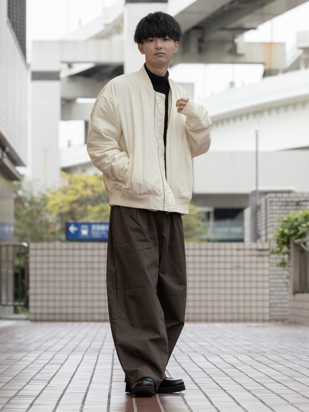 「秋コーデ、ビッグシルエット、オーバーサイズ、ワイドパンツ、ブラウン、チノパン、厚底シューズ、ローファー、MA-1、タートルネック、レイヤードスタイル、休日スタイル、大学生、ゆるコーデ、きれいめカジュアル」｜「GLOSTERの【GLOSTER/グロスター】MA-1 FLIGHT JACKET フライトジャケット ミリタリー（ブルゾン、ホワイト系）」を使った、まささん（メンズ・178cm）の秋コーディネートの2枚目の写真