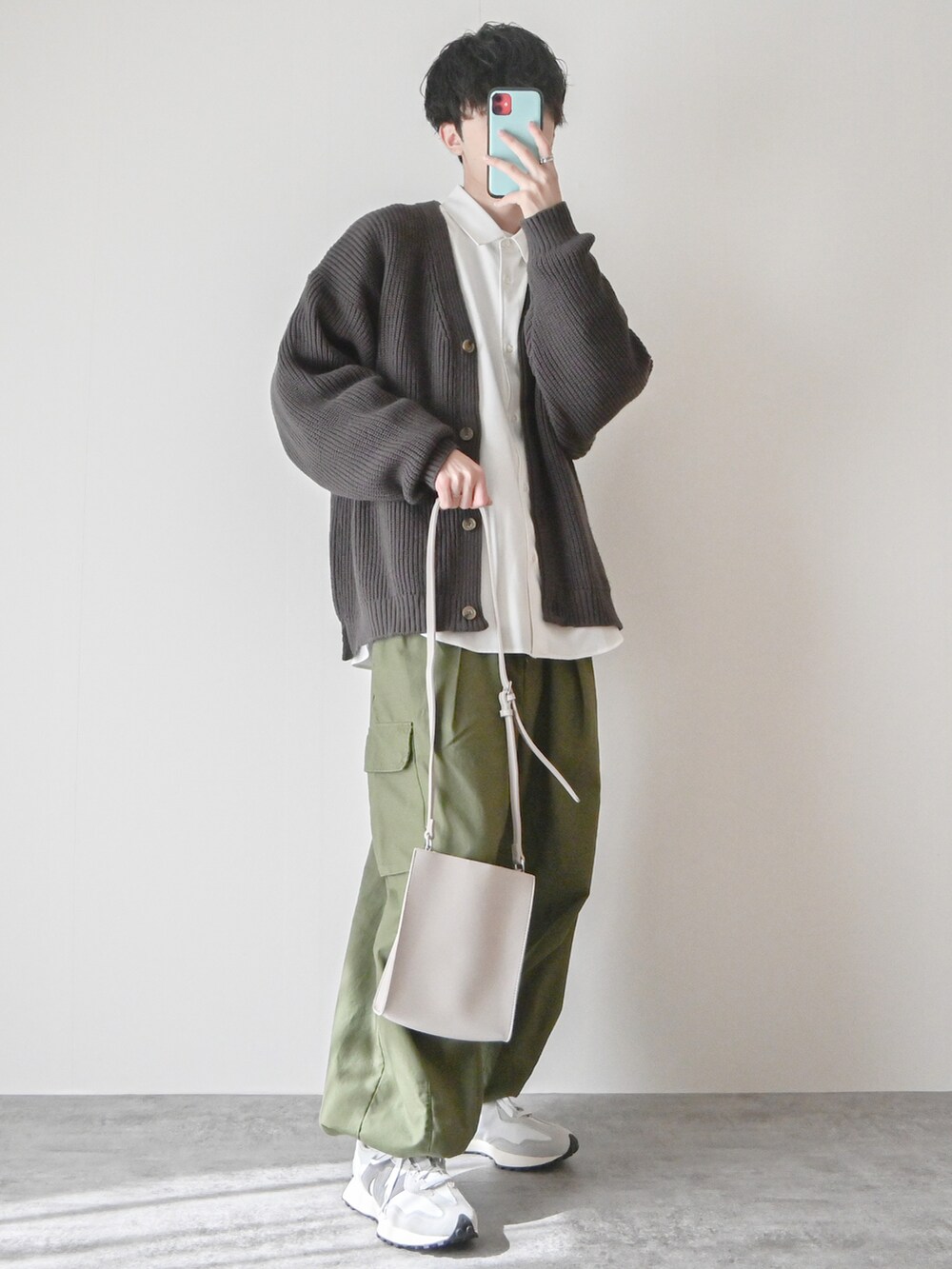 「カーゴパンツ、ミリタリー、カーキ、カーディガン、シャツスタイル、レイヤードスタイル、大学生、ゆるコーデ、ビッグシルエット、オーバーサイズ、休日スタイル、RAGEBLUE、New Balance、ワイドパンツ、バルーンパンツ」|「PUBLIC TOKYOのコンフォートリラックスシャツ(シャツ/ブラウス、ホワイト系)」を使った、まささん(メンズ・178cm)の春コーディネートの2枚目の写真