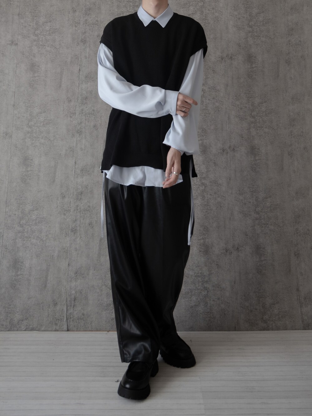 「春服デビュー宣言」｜「SERACEの【SERACE】Loose silhouette knitted vest / ルーズシルエットニットベスト（ベスト、ブラック系）」を使った、まささん（メンズ・178cm）の春コーディネートの2枚目の写真