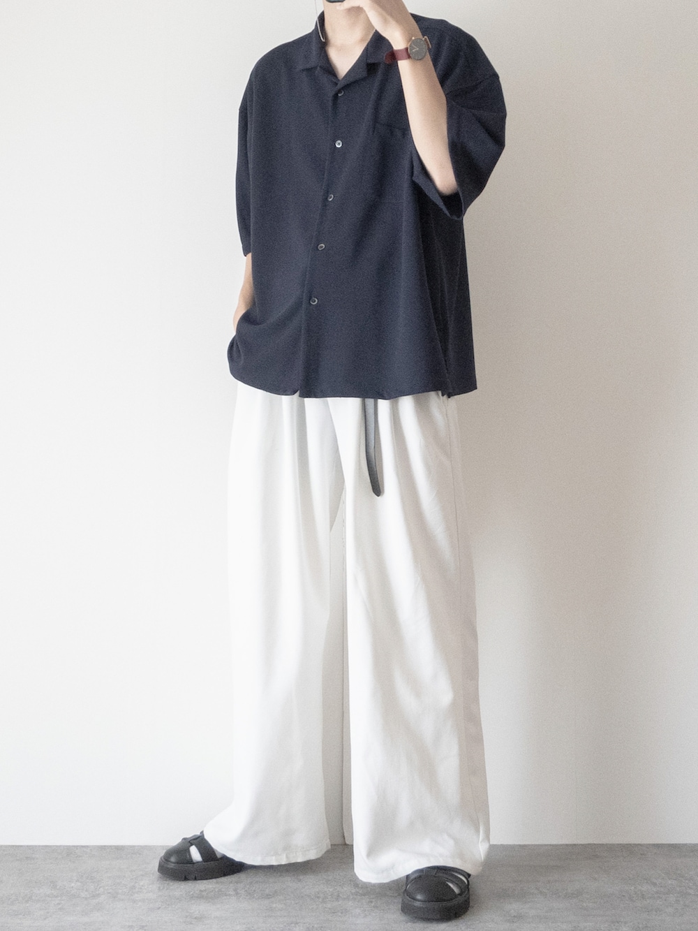 「白パンツ、ワイドパンツ、グルカサンダル、夏コーデ、シャツスタイル、プチプラ、プチプラコーデ、シンプル、シンプルコーデ、大学生、ビッグシルエット、厚底シューズ、オーバーサイズ、休日スタイル、休日コーデ」｜「ASTRONOMYの【セットアップ 3点セット】 ルーズシルエット半袖オープンカラーポケットシャツ & ロングタンクトップ & ワンタックルーズワイドバルーンテーパードパンツ（セットアップ、ブルー系）」を使った、まささん（メンズ・178cm）の夏コーディネートの4枚目の写真