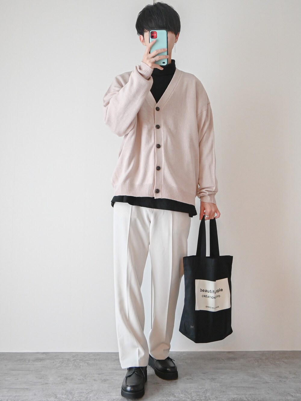 「カーディガン、ピンク、春コーデ、ローファー、レイヤードスタイル、タートルネック、革靴、白パンツ、トートバッグ、桜、大学生、休日スタイル、休日コーデ、シンプル、プチプラ」｜「MONO-MARTのボリュームニットルーズカーディガン オーバーサイズ 2022 Spring（カーディガン/ボレロ、ピンク系）」を使った、まささん（メンズ・178cm）の冬コーディネートの2枚目の写真