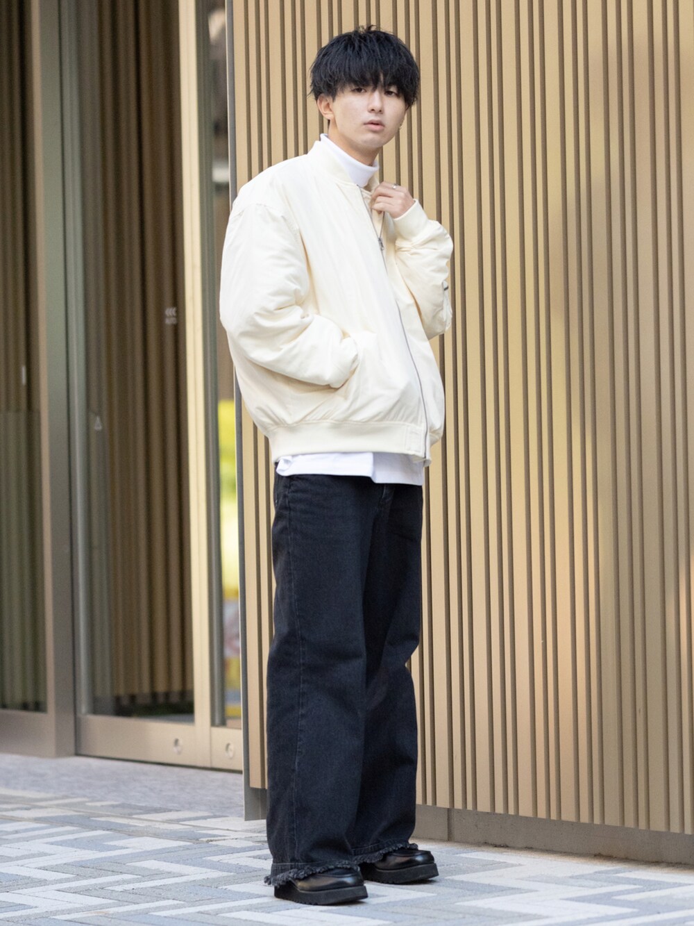 「WEARハロウィン2022、モノトーン、モノトーンコーデ、フリンジ、デニム、デニムパンツ、フレアパンツ、MA-1、レイヤードスタイル、タートルネック、ビッグシルエット、秋コーデ、大学生、休日コーデ、休日スタイル」｜「GLOSTERの【GLOSTER/グロスター】MA-1 FLIGHT JACKET フライトジャケット ミリタリー（ブルゾン、ホワイト系）」を使った、まささん（メンズ・178cm）の秋コーディネートの2枚目の写真