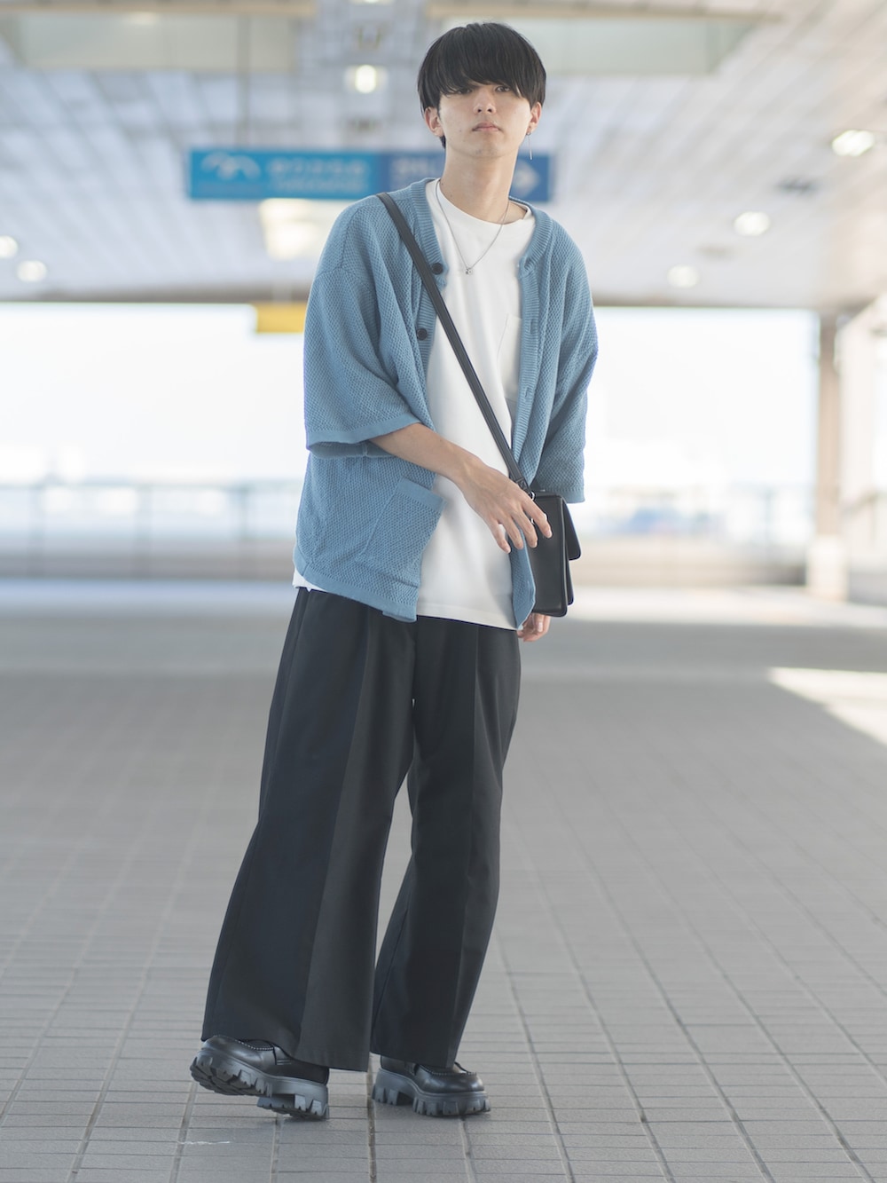 「みんなの白Tフェス、カーディガン、ショルダーバッグ、きれいめカジュアル、ワイドパンツ、フレアパンツ、厚底シューズ、ローファー、シンプルコーデ、シンプルスタイル」|「ETELIOのビッグシルエット鹿の子編み5分袖サマーカーディガン(カーディガン/ボレロ、ブルー系)」を使った、まささん(メンズ・178cm)の夏コーディネートの2枚目の写真