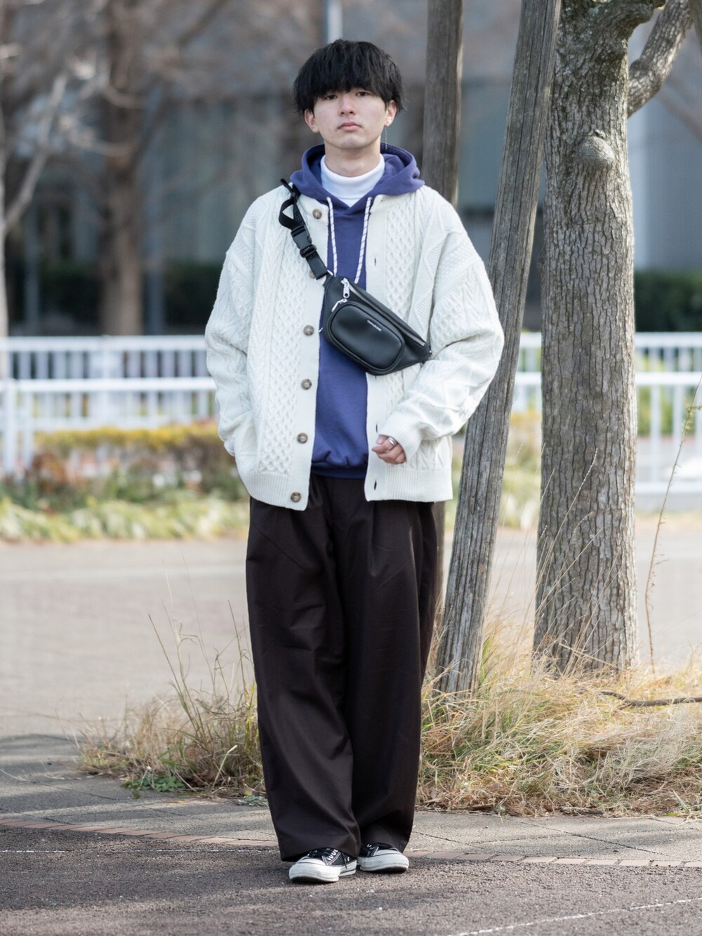 「カーディガン、パーカー、レイヤードスタイル、パープル、ビッグシルエット、オーバーサイズ、ワイドパンツ、タートルネック、大学生、プチプラ、プチプラコーデ、ボディバッグ、GU、休日コーデ、休日スタイル」｜「ADAMASTEのオーバーサイズカラーパーカー（パーカー、パープル系）」を使った、まささん（メンズ・178cm）の冬コーディネートの2枚目の写真