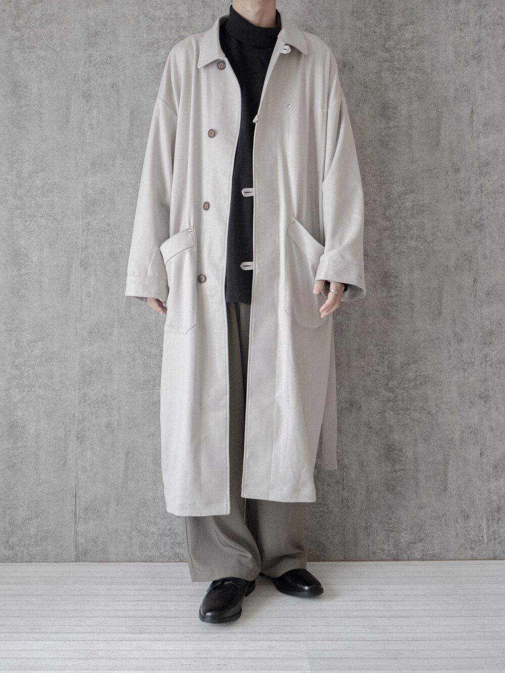 「CASPER JOHN、タートルネック、ワイドパンツ、RAGEBLUE、革靴、ビッグシルエット、レイヤードスタイル、ロングコート、大学生、オーバーサイズ、休日コーデ、休日スタイル、秋服準備はじめました、秋コーデ、プチプラ」｜「CASPER JOHNのTab button shop coat/タブボタンショップコート（ダウンジャケット/コート、ホワイト系）」を使った、まささん（メンズ・178cm）の秋コーディネートの2枚目の写真