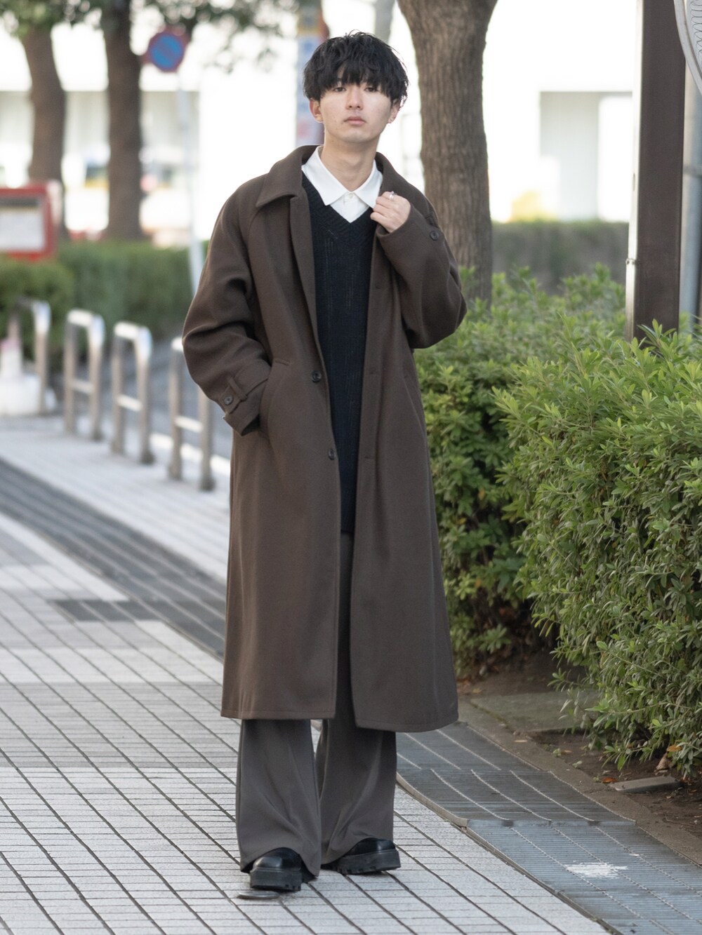「コート、ロングコート、ワイドパンツ、フレアパンツ、ニットベスト、レイヤードスタイル、ステンカラーコート、厚底シューズ、大学生、ビッグシルエット、オーバーサイズ、休日コーデ、休日スタイル、サイドゴアブーツ、きれいめカジュアル」｜「LILLのミドルゲージVネックビッグシルエットニットベスト（ベスト、ブラック系）」を使った、まささん（メンズ・178cm）の冬コーディネートの3枚目の写真