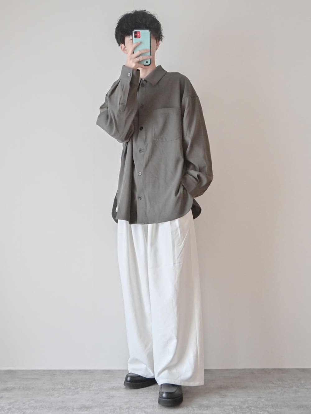「ワイドパンツ、春服みてみて、白パンツ、ローファー、革靴、シャツスタイル、ブラウン、春コーデ、休日スタイル、オーバーサイズ、ビッグシルエット、大学生、プチプラコーデ、プチプラ、シンプルコーデ」｜「epnokのオーバーサイズシャツジャケット（シャツ/ブラウス、グレー系）」を使った、まささん（メンズ・178cm）の春コーディネートの3枚目の写真
