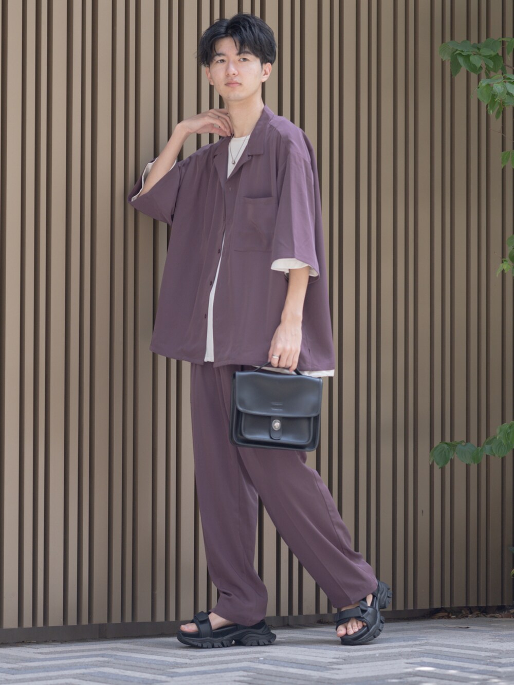 「WEARyouthコーデ、初夏コーデ、WEGO、パープル、セットアップ、オープンカラーシャツ、ワイドパンツ、ビッグシルエット、ゆるコーデ、リラックススタイル、ミニバッグ、厚底シューズ、厚底サンダル、レイヤードスタイル、大学生」｜「WEGOのWEGO by こーせ/【WEB限定】【セットアップ対応可能】トロミ オープンカラーBIGシャツ（シャツ/ブラウス、レッド系）」を使った、まささん（メンズ・178cm）の春コーディネートの2枚目の写真