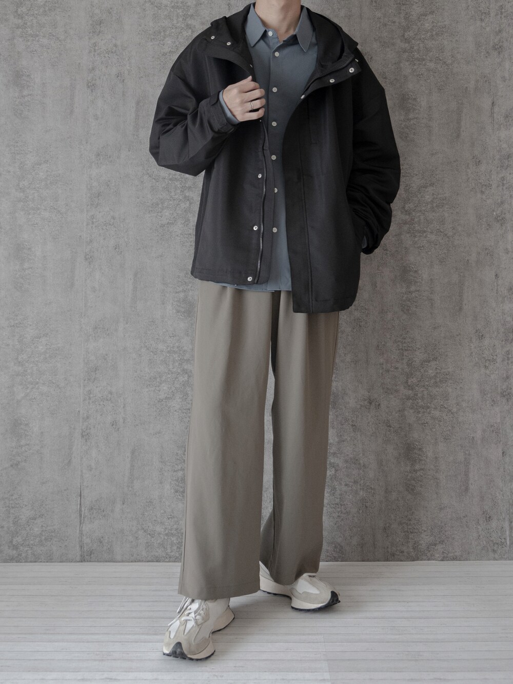 「休日スタイル、ワイトパンツ、RAGEBLUE、RUUBON、ルーボン、New Balance、マウンテンパーカー、シャツスタイル、レイヤードスタイル、大学生、ビッグシルエット、休日コーデ、プチプラ、プチプラコーデ、厚底シューズ」｜「RUUBONの【RUUBON】relax volume mountain parker / リラックスボリューム マウンテンパーカ―（マウンテンパーカー、ブラック系）」を使った、まささん（メンズ・178cm）の秋コーディネートの3枚目の写真
