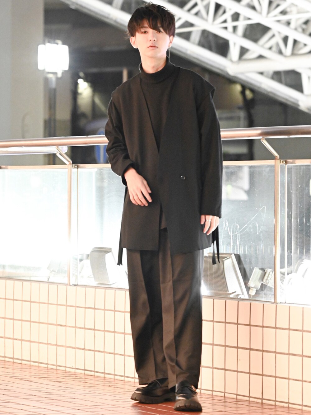 「クリスマスに着たい服、ジレ、ベスト、オールブラック、革靴、ローファー、レイヤードスタイル、タートルネック、ワイドパンツ、大学生、休日コーデ、休日スタイル、厚底シューズ、冬コーデ、モード」｜「remerのloose basic turtle neck Tee/ルーズベーシックタートルネックTee（Tシャツ/カットソー、ブラック系）」を使った、まささん（メンズ・178cm）の冬コーディネートの5枚目の写真