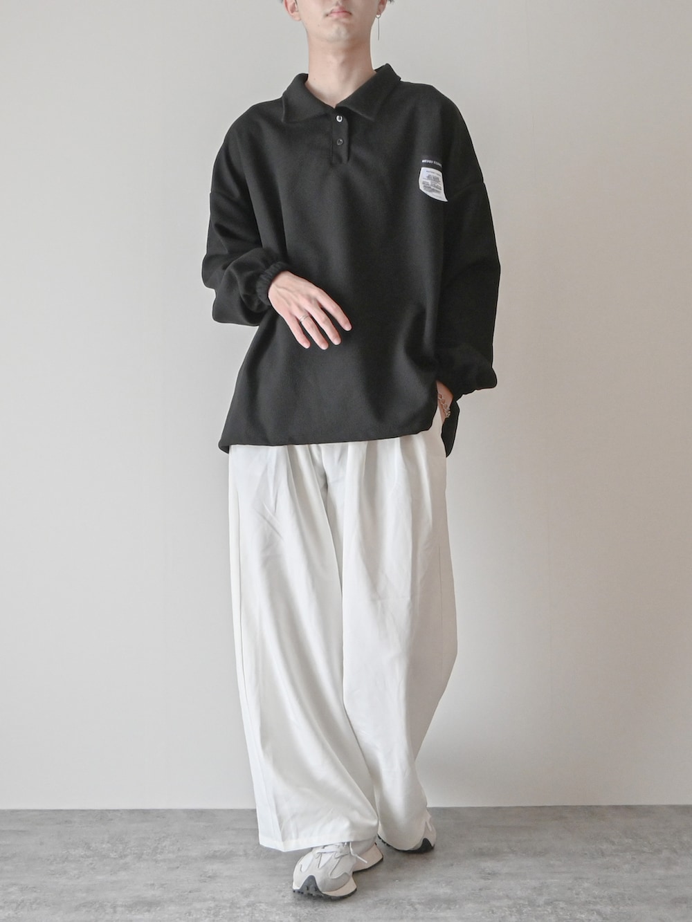 「休日スタイル、モノトーン、モノトーンコーデ、ワイドパンツ、厚底シューズ、厚底スニーカー、白パンツ、大学生、Adoonplain、New Balance、ラフ、ゆるコーデ、休日コーデ、カラーパンツ、シャツスタイル」｜「MGVのワンポイントタグスウェットセットアップ（セットアップ、ブラック系）」を使った、まささん（メンズ・178cm）の春コーディネートの2枚目の写真