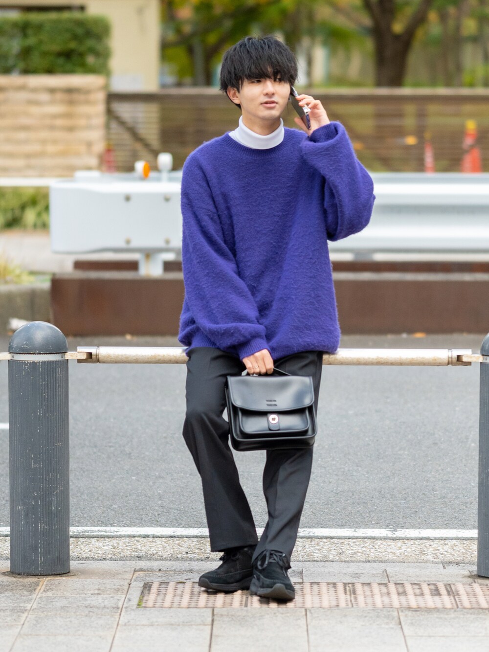 「レイヤードスタイル、ビッグシルエット、ニット、ゆるコーデ、フレアパンツ、スラックス、ミニバッグ、厚底シューズ、clarks、オーバーサイズ、シンプルコーデ、パープル、タートルネック、大学生、プチプラ」｜「ADAMASTEのソフトタッチオーバーサイズクルーネックニット（ニット/セーター、パープル系）」を使った、まささん（メンズ・178cm）の秋コーディネートの2枚目の写真