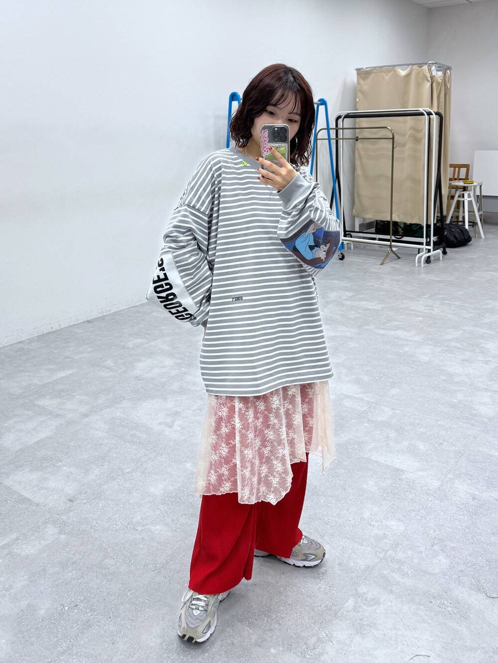 レッド系のその他パンツを着用したレディースの秋コーディネートの3枚目の写真