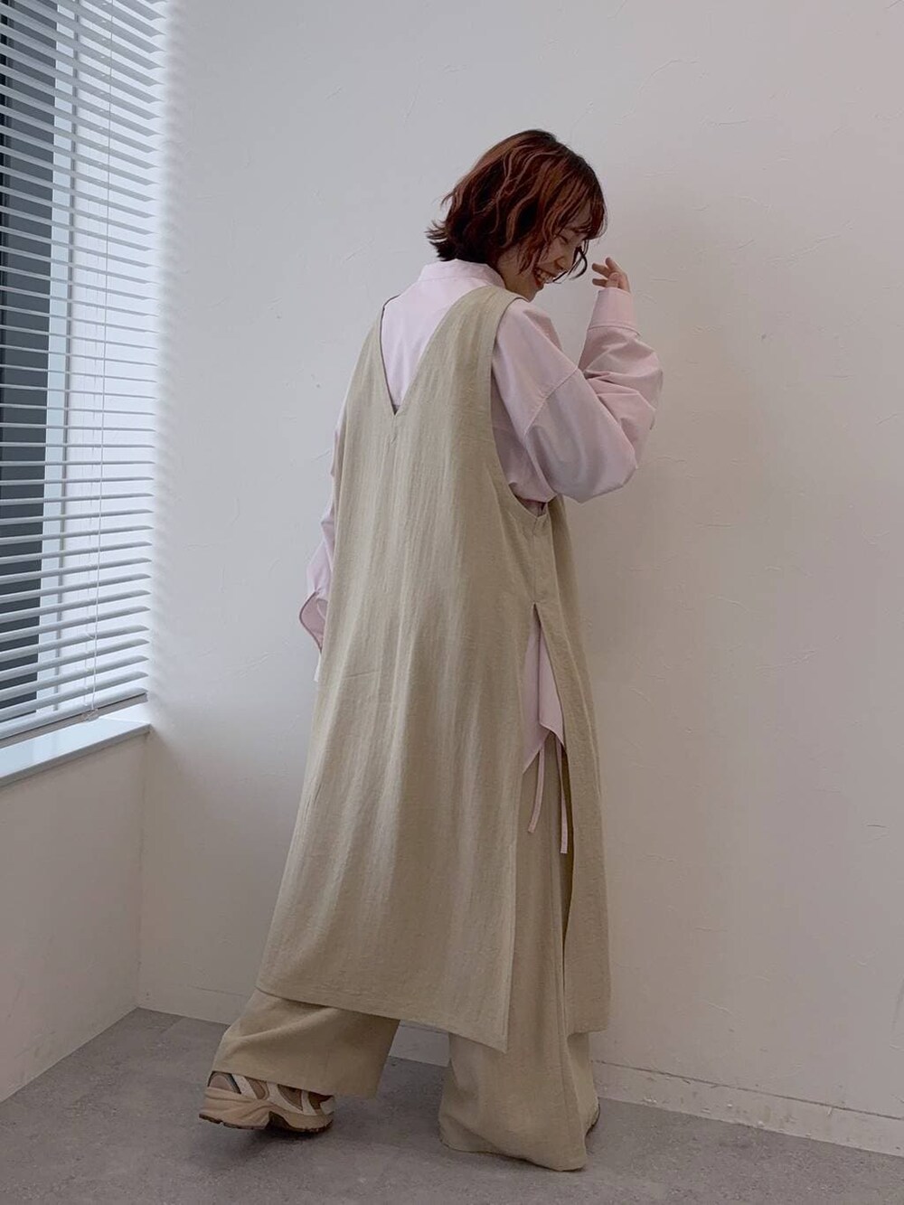 ピンク系のシャツ/ブラウスを着用したレディースの春コーディネートの3枚目の写真