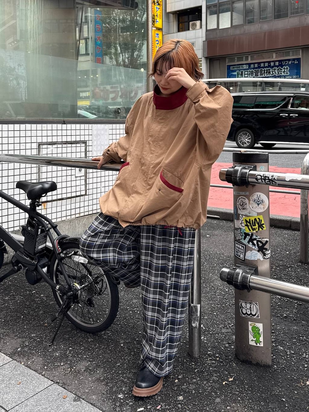 ブラック系のブーツ、ホワイト系のその他パンツを着用したレディースの秋コーディネートの3枚目の写真