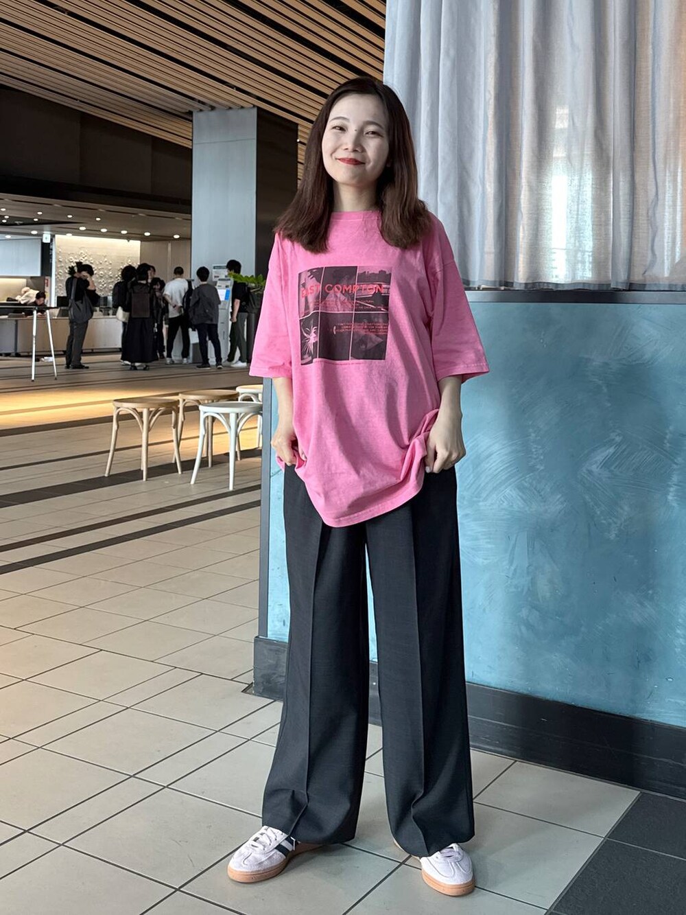 ブラック系のその他パンツ、ピンク系のTシャツ/カットソーを着用したレディースの夏コーディネートの2枚目の写真