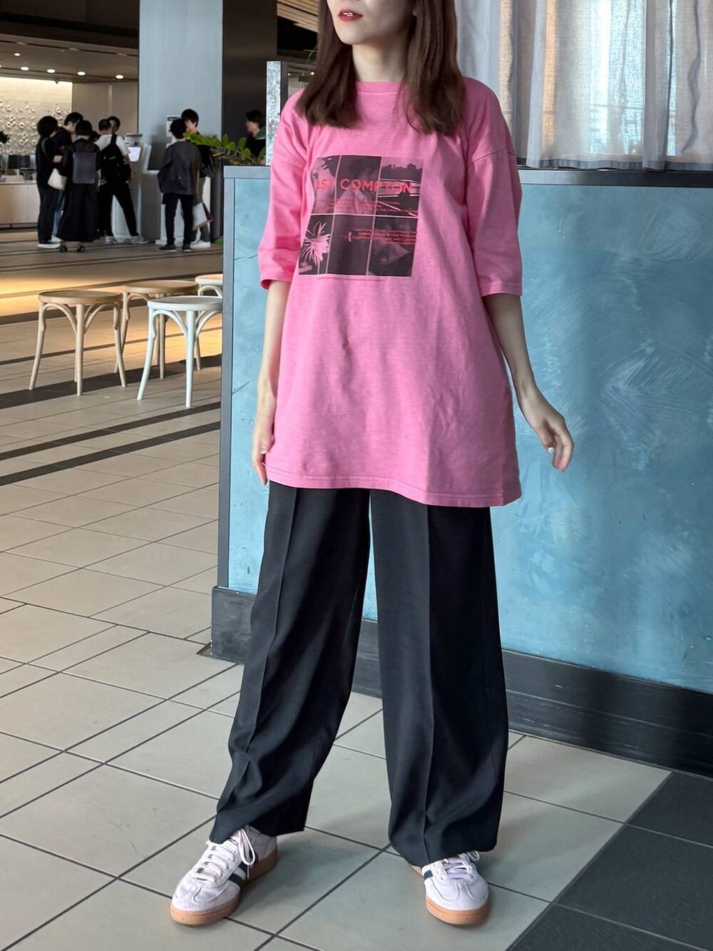 ブラック系のその他パンツ、ピンク系のTシャツ/カットソーを着用したレディースの夏コーディネートの3枚目の写真