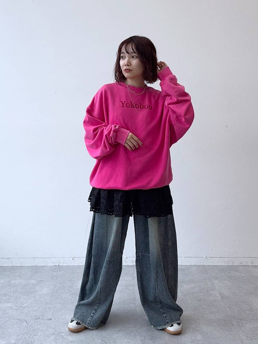 ブルー系のデニムパンツを着用したレディースの秋コーディネートの3枚目の写真