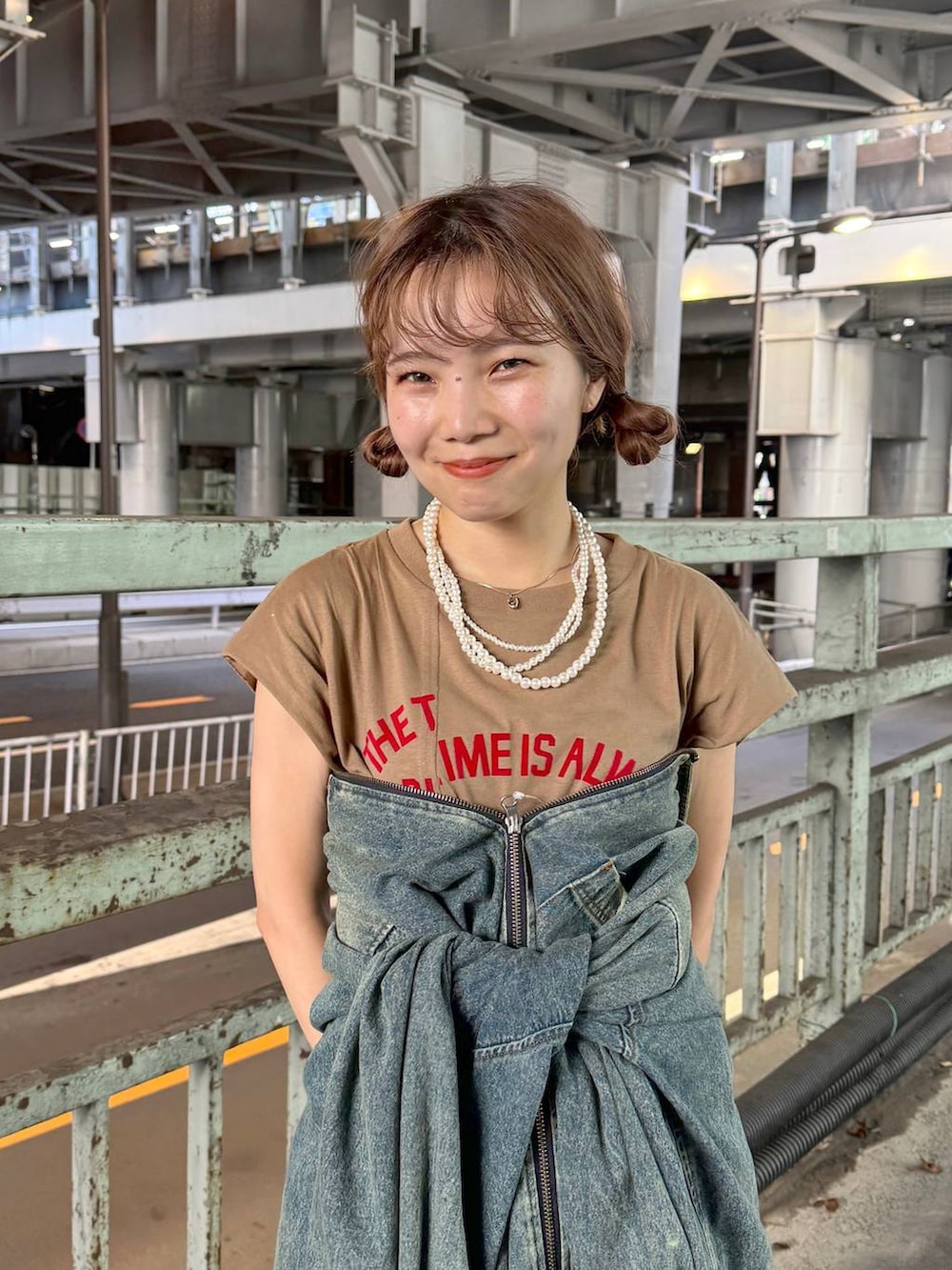 ブラウン系のTシャツ/カットソー、ブラウン系のシャツ/ブラウスを着用したレディースの秋コーディネートの2枚目の写真