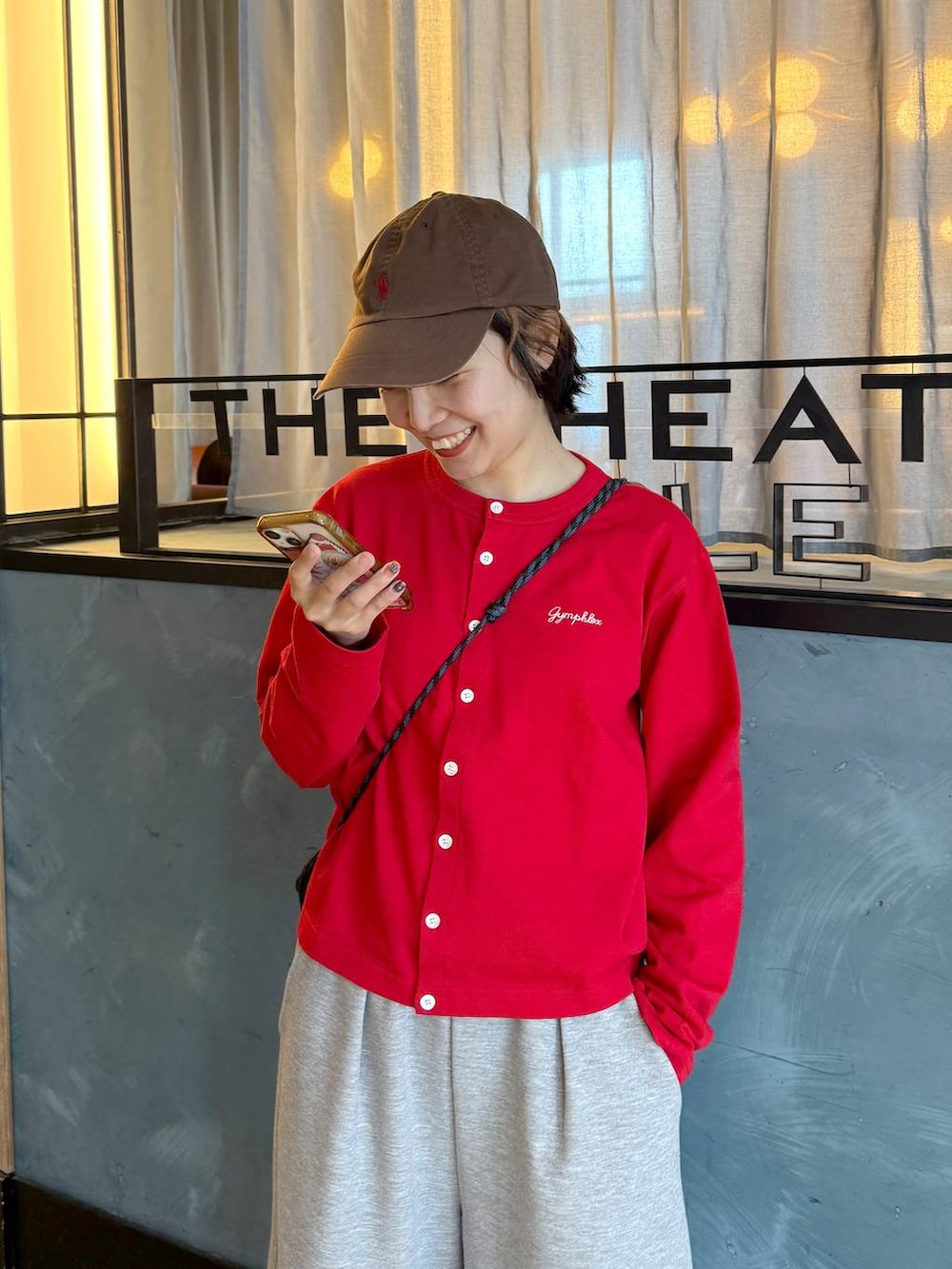 グレー系のスウェットパンツを着用したレディースの秋コーディネートの2枚目の写真