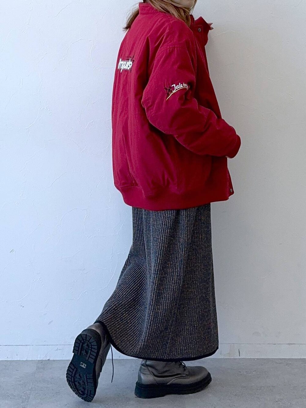 ホワイト系のスカート、その他のブーツ、ブルー系のスウェットを着用したレディースの冬コーディネートの2枚目の写真