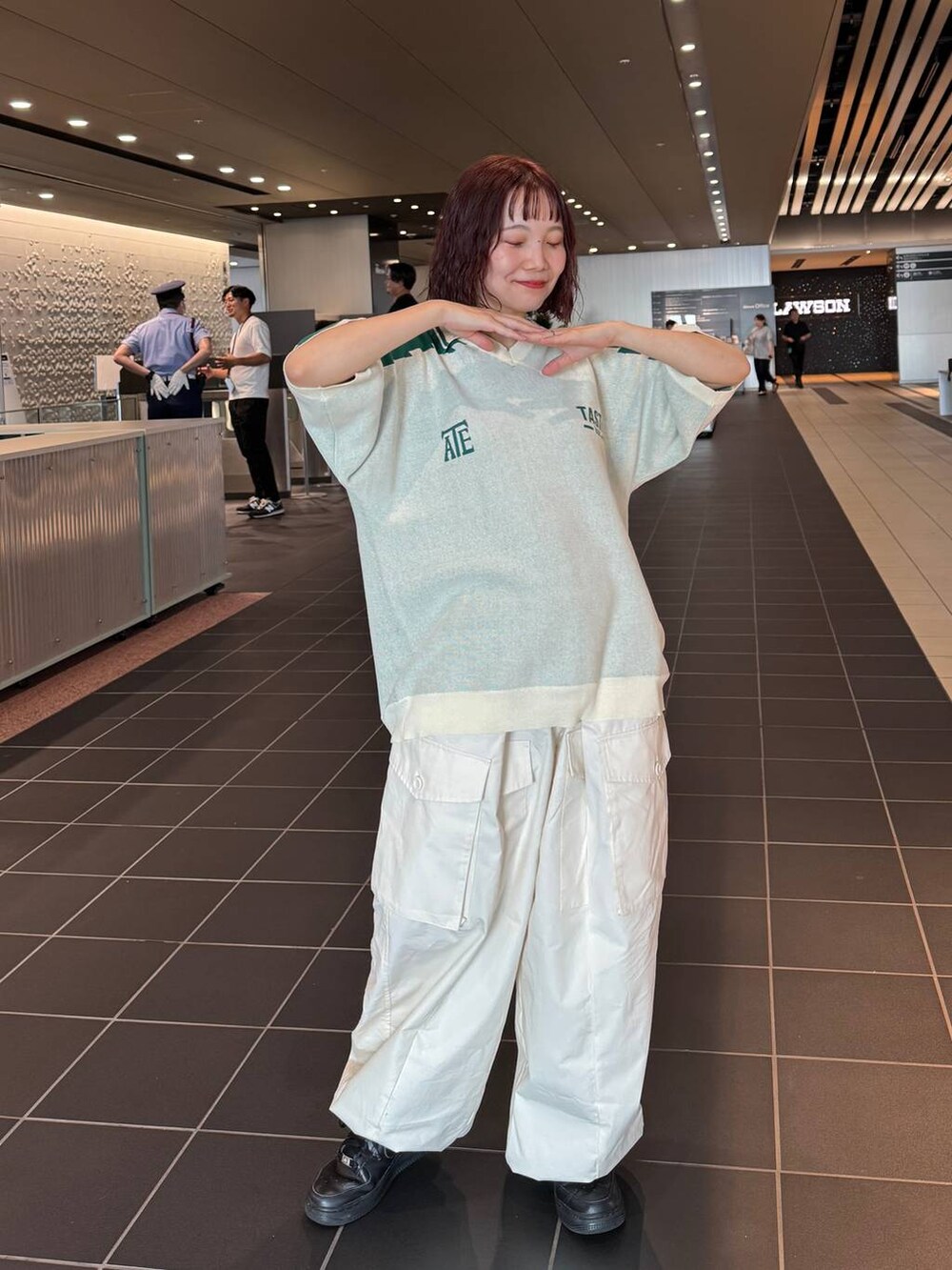 ベージュ系のその他パンツを着用したレディースの夏コーディネートの3枚目の写真