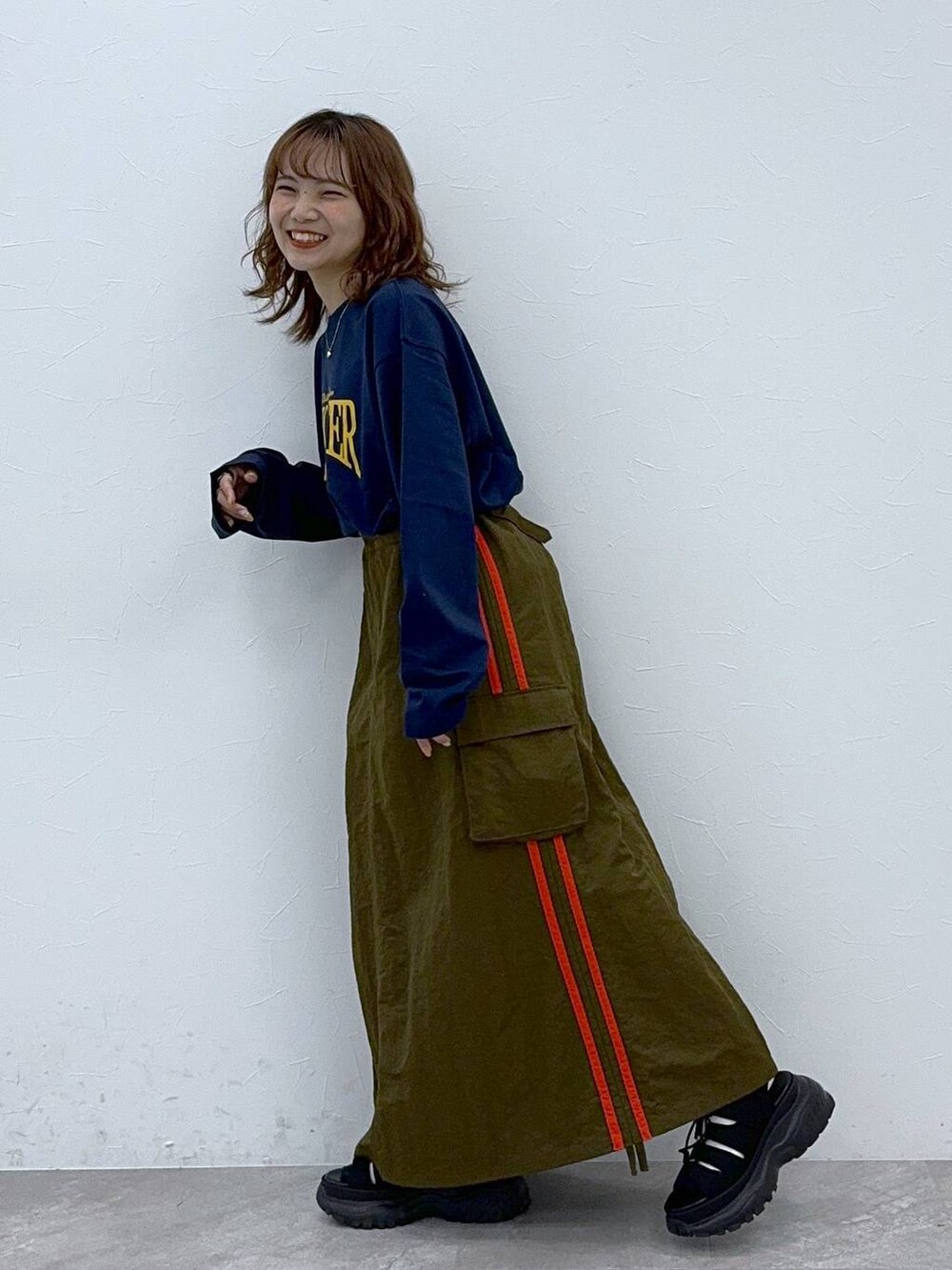 ブルー系のTシャツ/カットソー、ブラック系のサンダルを着用したレディースの夏コーディネートの2枚目の写真