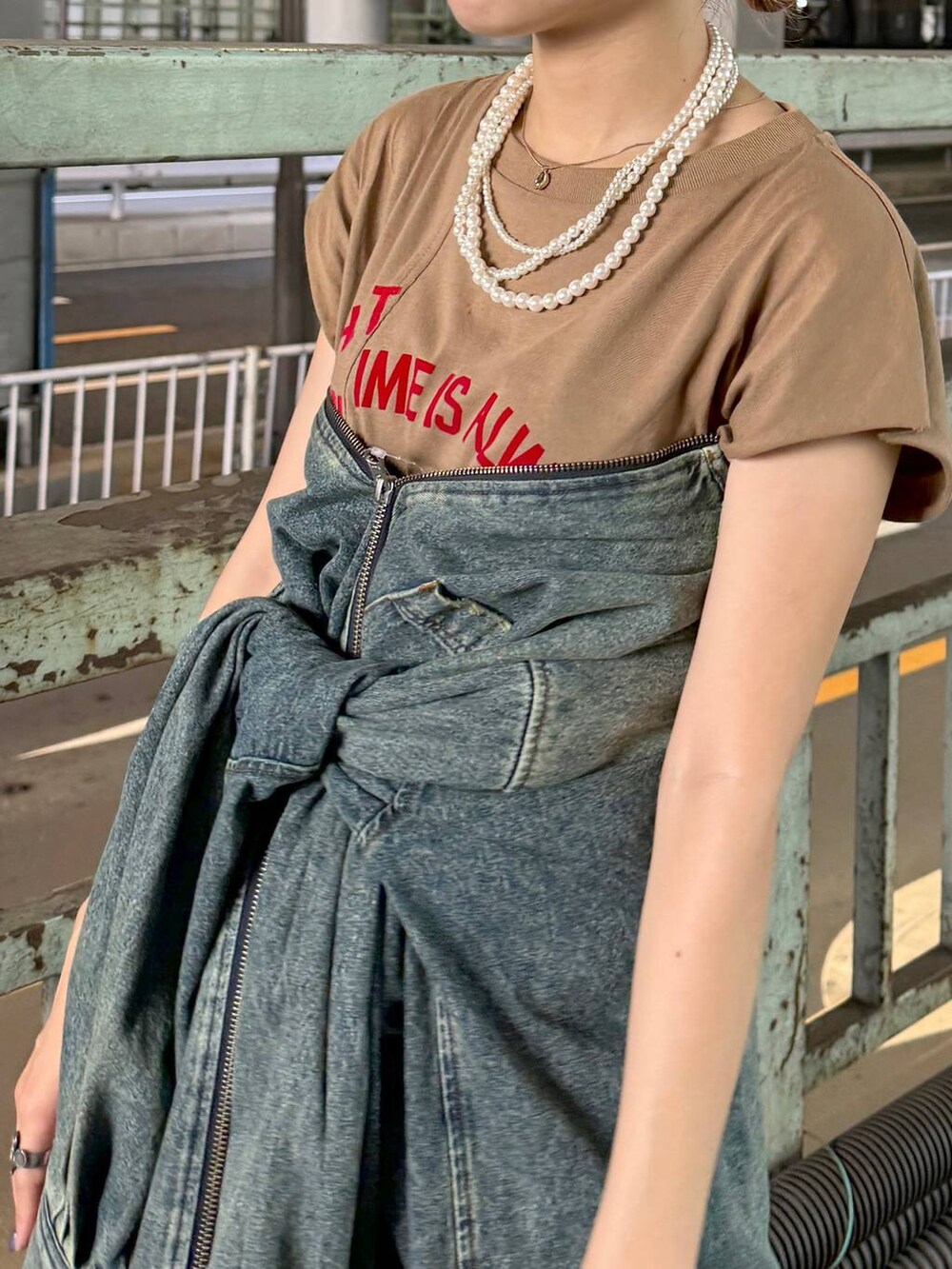 ブラウン系のTシャツ/カットソー、ブラウン系のシャツ/ブラウスを着用したレディースの秋コーディネートの3枚目の写真