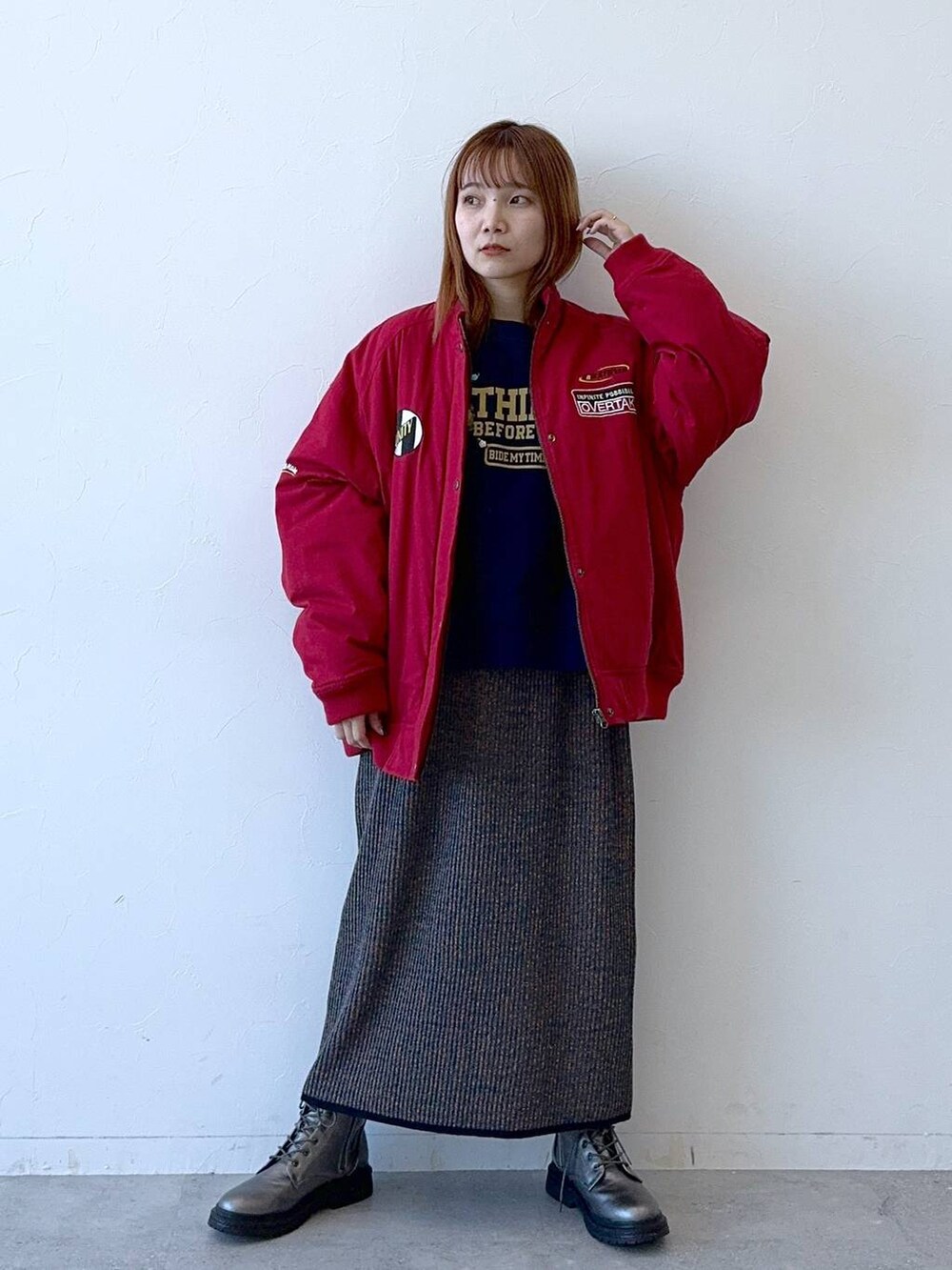 ホワイト系のスカート、その他のブーツ、ブルー系のスウェットを着用したレディースの冬コーディネートの3枚目の写真