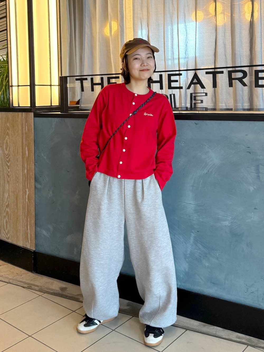 グレー系のスウェットパンツを着用したレディースの秋コーディネートの3枚目の写真