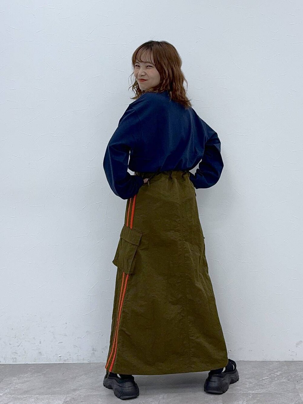 ブルー系のTシャツ/カットソー、ブラック系のサンダルを着用したレディースの夏コーディネートの3枚目の写真