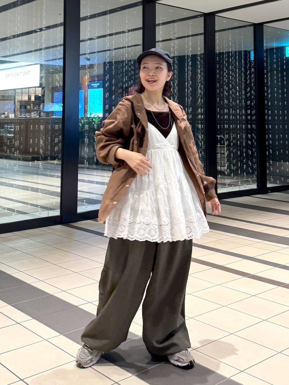 グリーン系のその他パンツ、ブラウン系のタンクトップ、イエロー系のシャツ/ブラウスを着用したレディースの秋コーディネートの2枚目の写真