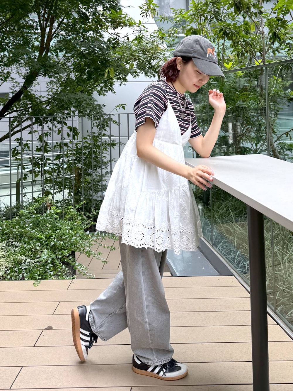 ブルー系のTシャツ/カットソー、グレー系のデニムパンツを着用したレディースの夏コーディネートの2枚目の写真