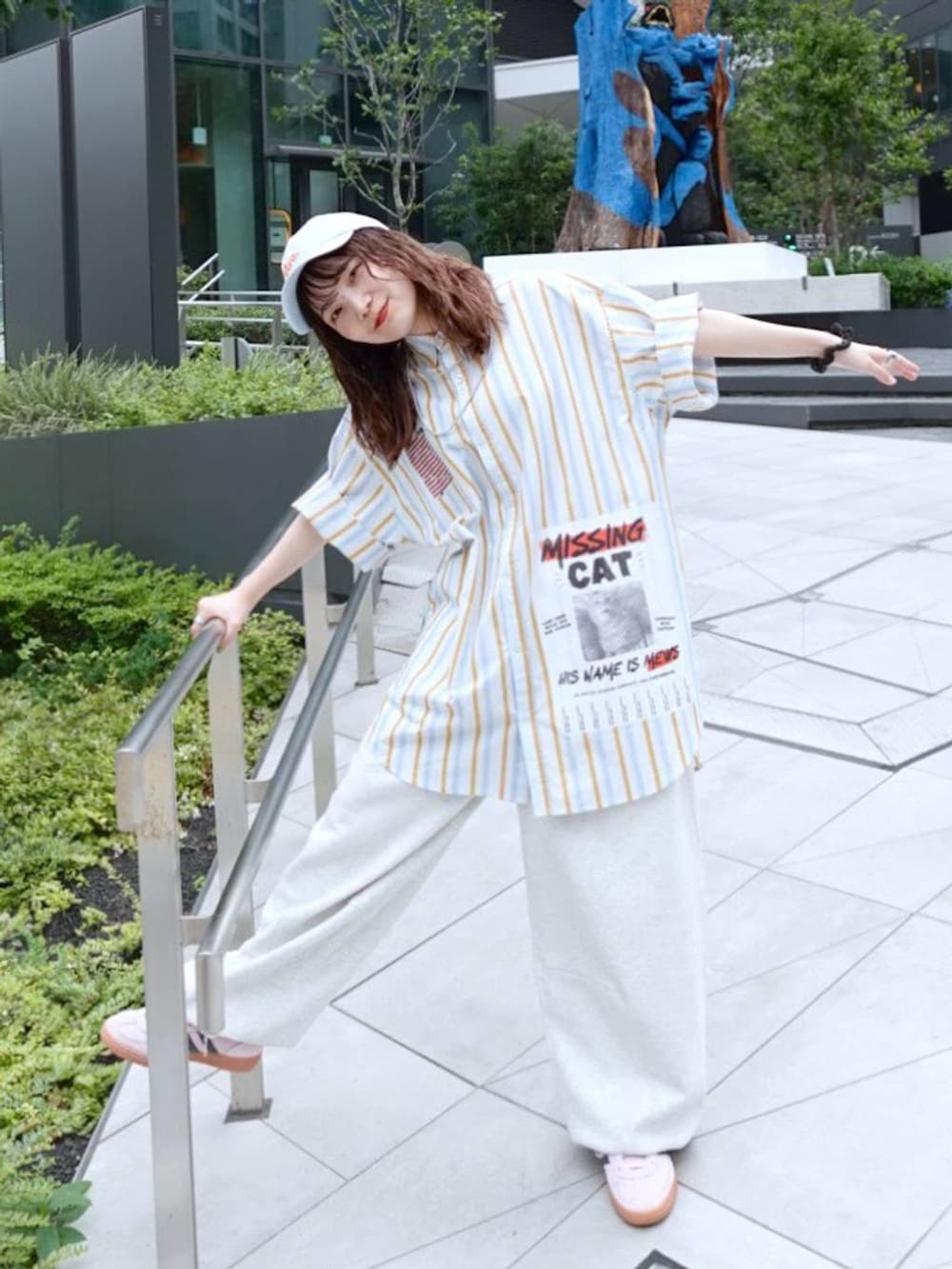 ブルー系のシャツ/ブラウス、ブルー系のキャップを着用したレディースの夏コーディネートの2枚目の写真