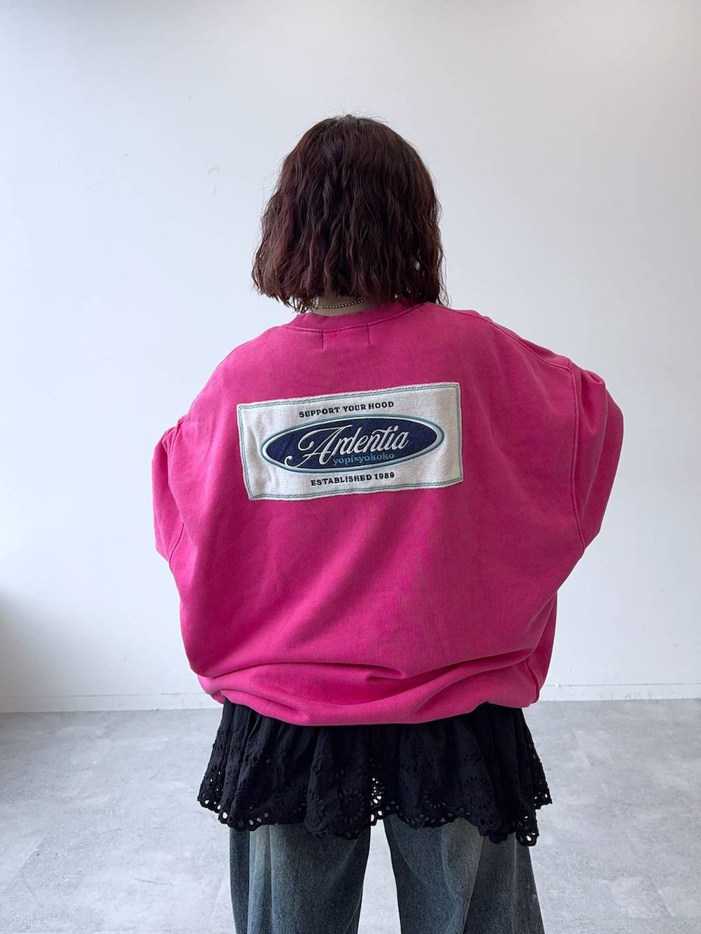 ブルー系のデニムパンツを着用したレディースの秋コーディネートの2枚目の写真