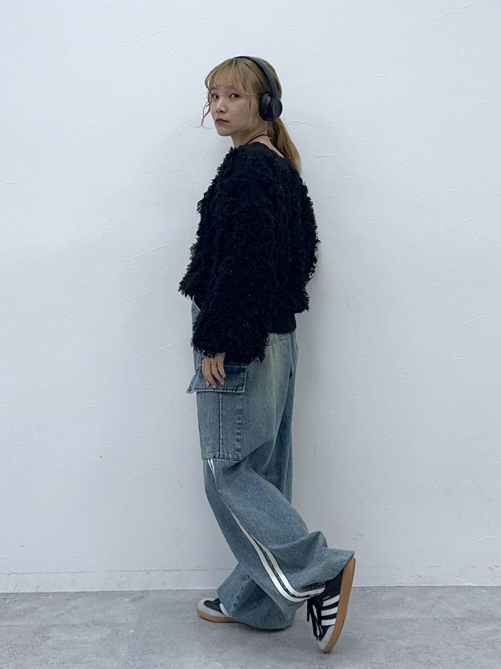 ブルー系のデニムパンツ、ブラック系のニット/セーターを着用したレディースの秋コーディネートの3枚目の写真