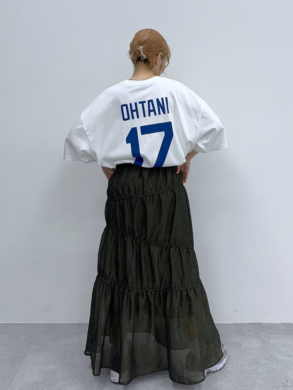 グリーン系のスカート、ホワイト系のTシャツ/カットソーを着用したレディースの夏コーディネートの2枚目の写真