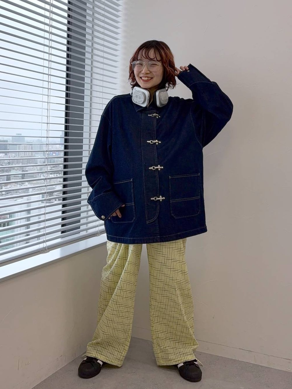 ブルー系のデニムジャケットを着用したレディースの春コーディネートの2枚目の写真