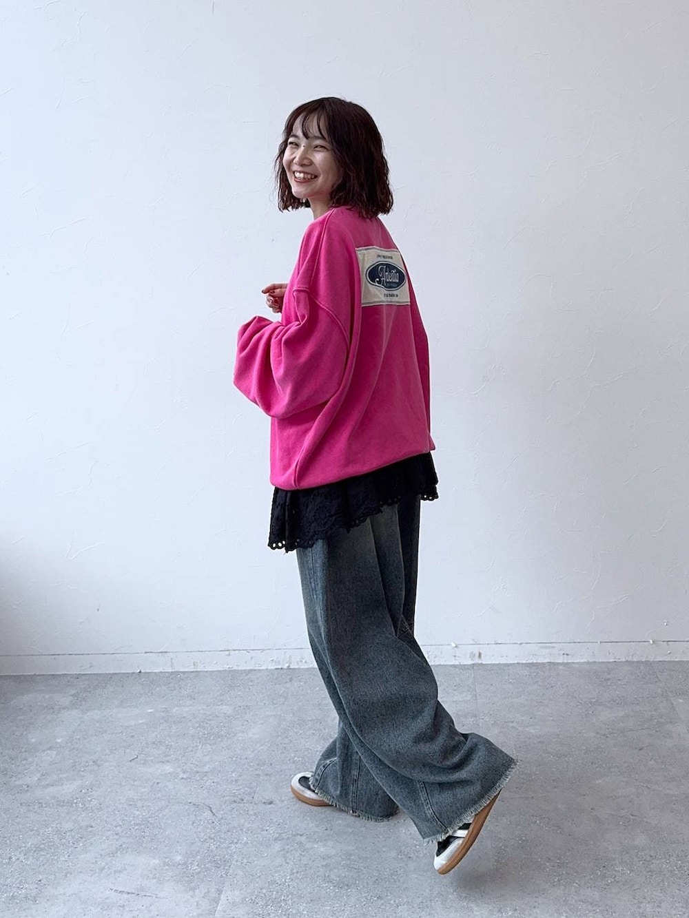 ブルー系のデニムパンツを着用したレディースの秋コーディネートの4枚目の写真