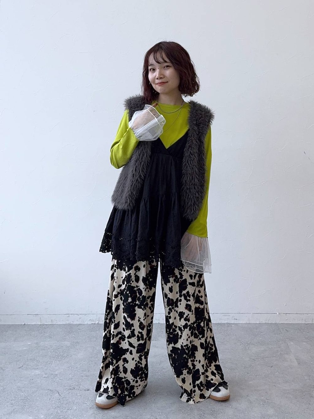 グレー系のベスト、ベージュ系のその他パンツを着用したレディースの秋コーディネートの3枚目の写真