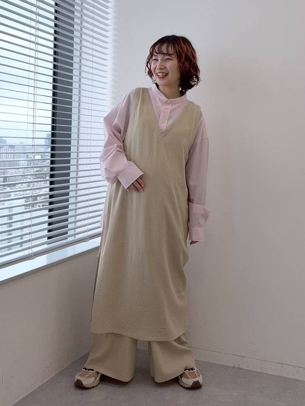 ピンク系のシャツ/ブラウスを着用したレディースの春コーディネートの2枚目の写真