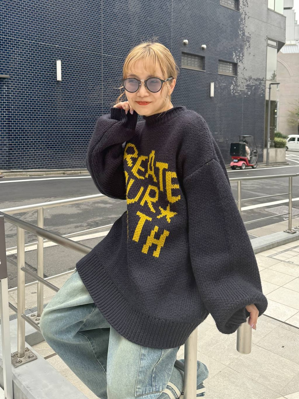 ブルー系のデニムパンツ、ブルー系のニット/セーターを着用したレディースの秋コーディネートの3枚目の写真