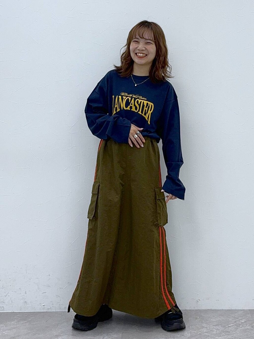 ブルー系のTシャツ/カットソー、ブラック系のサンダルを着用したレディースの夏コーディネートの4枚目の写真