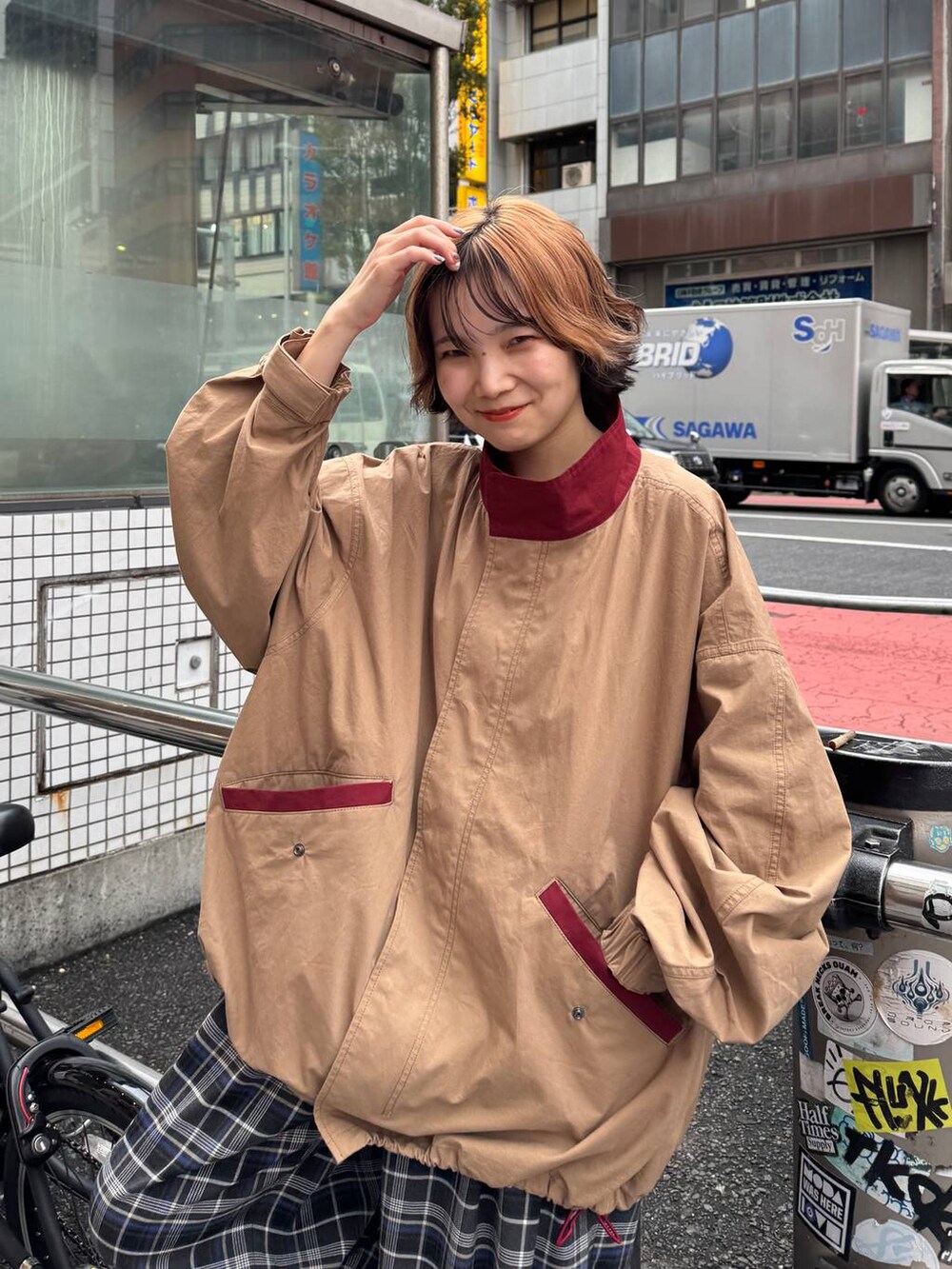 ブラック系のブーツ、ホワイト系のその他パンツを着用したレディースの秋コーディネートの2枚目の写真