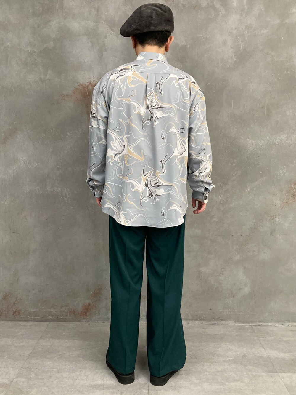 グリーン系のスラックス、ブルー系のシャツ/ブラウス、ブラック系のローファーを着用したメンズの春コーディネートの3枚目の写真