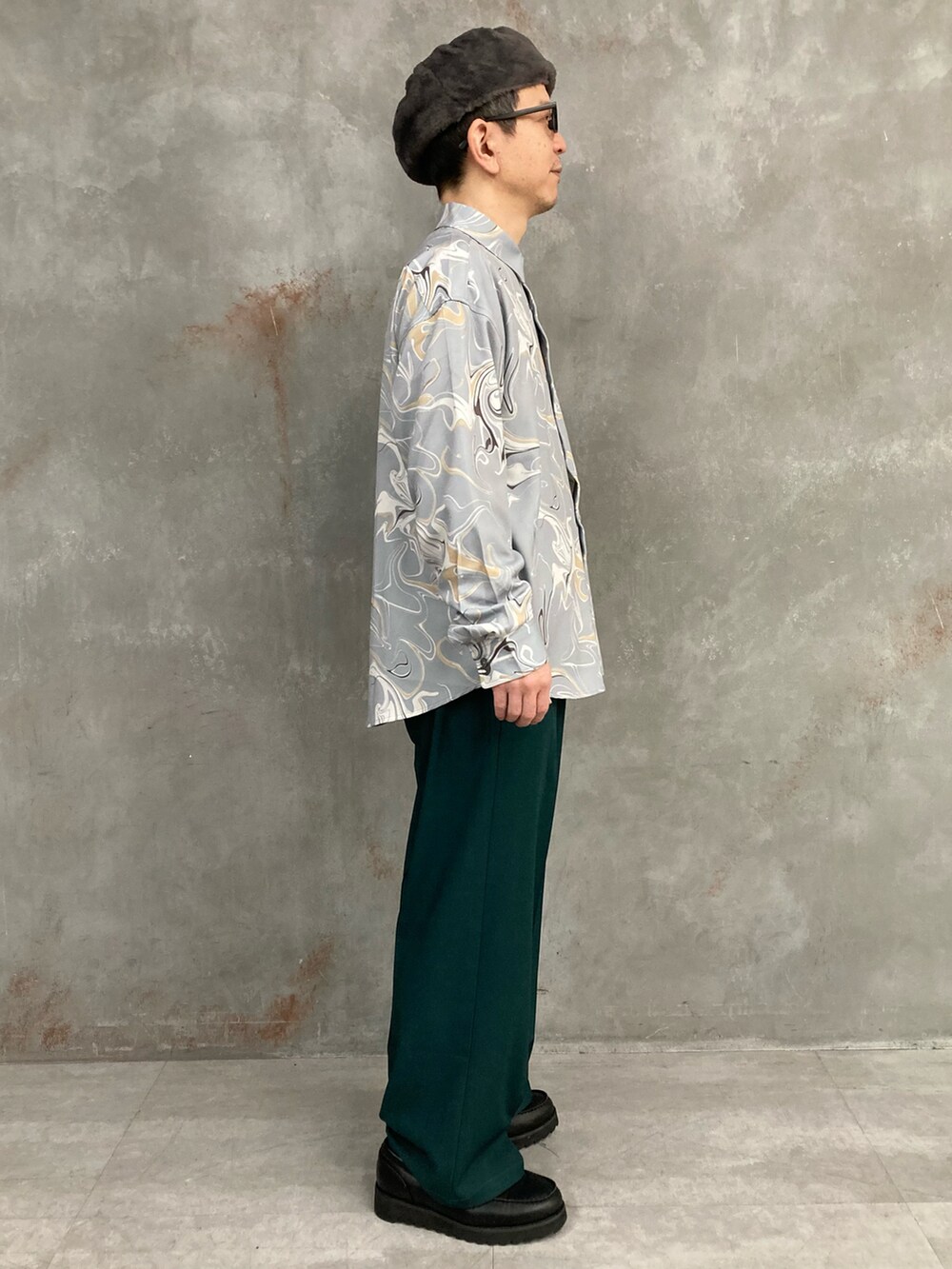 グリーン系のスラックス、ブルー系のシャツ/ブラウス、ブラック系のローファーを着用したメンズの春コーディネートの2枚目の写真