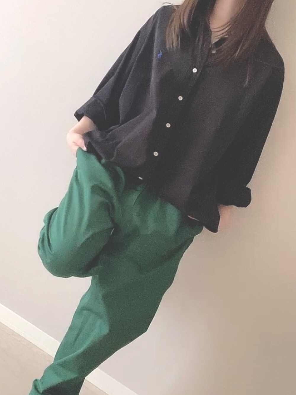 ブラック系のシャツ/ブラウスを着用したレディースの春コーディネートの2枚目の写真