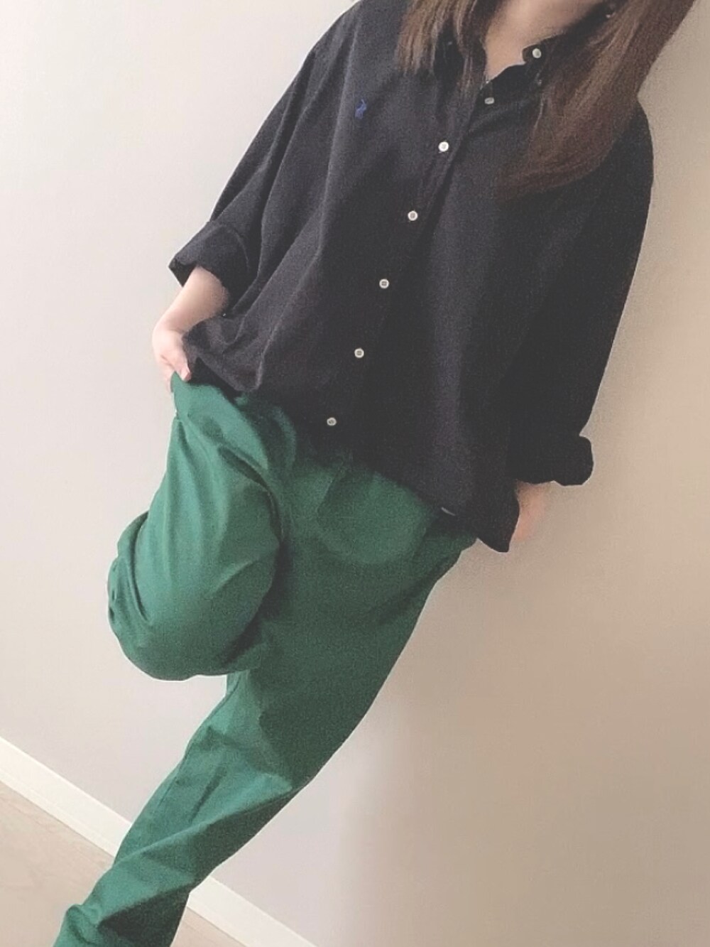 ブラック系のシャツ/ブラウスを着用したレディースの春コーディネートの3枚目の写真