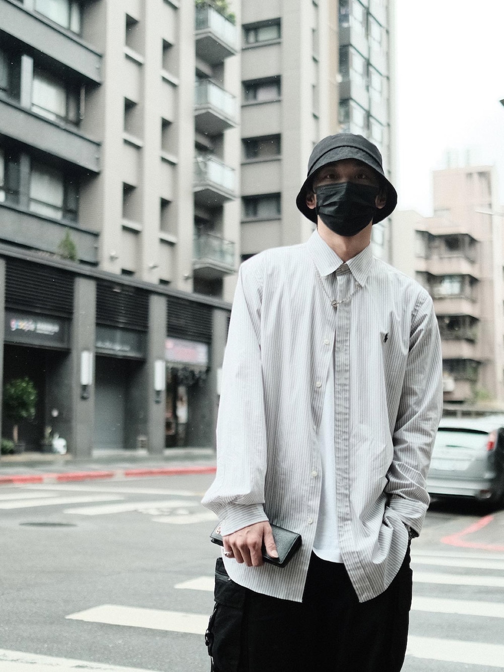 グレー系のシャツ/ブラウス、ブラック系のチノパンツ、グリーン系のスニーカーを着用したメンズの春コーディネートの3枚目の写真